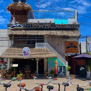  Hostel Straw & Rooftop Bar